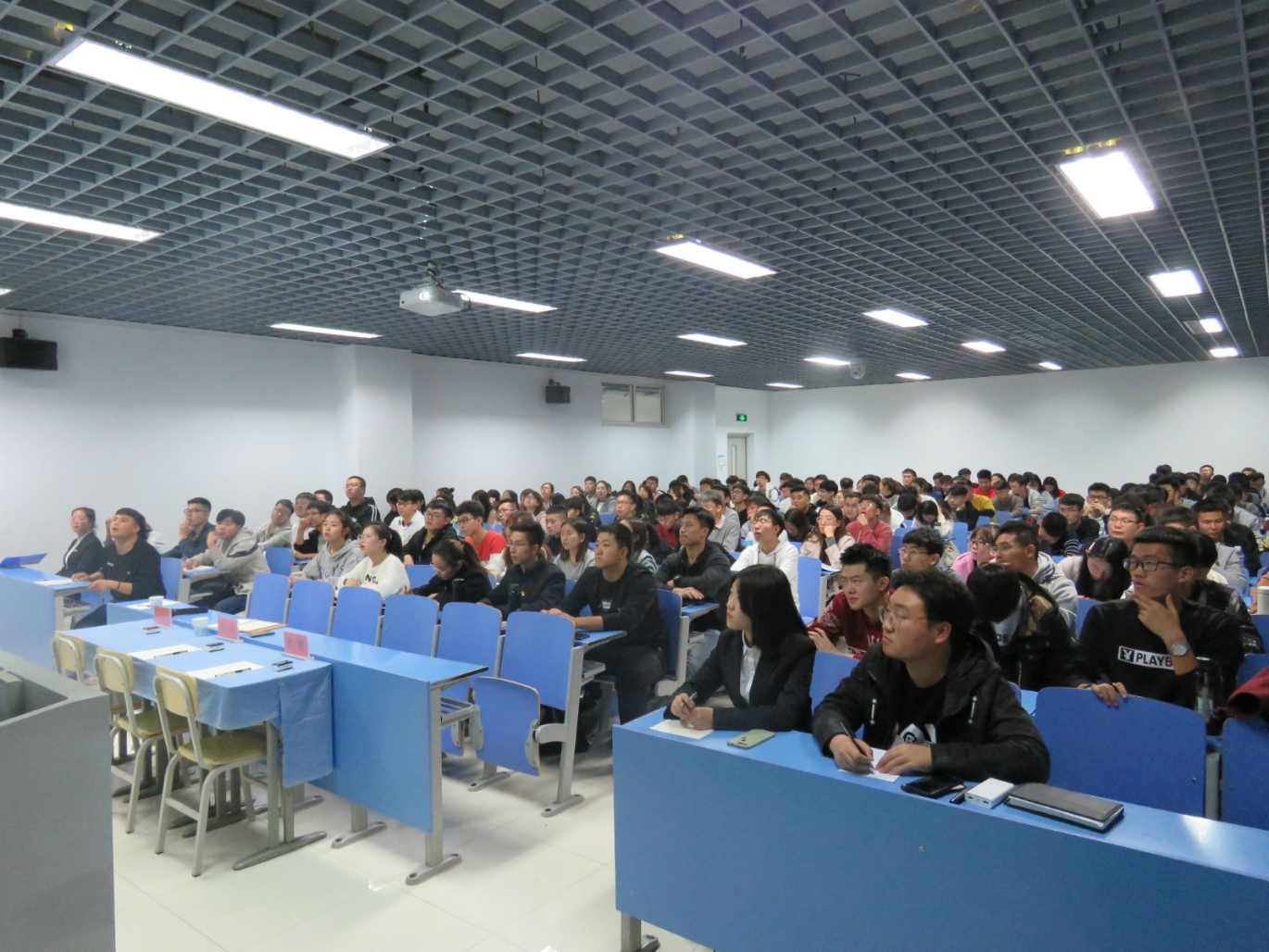 专题党课3.jpg
