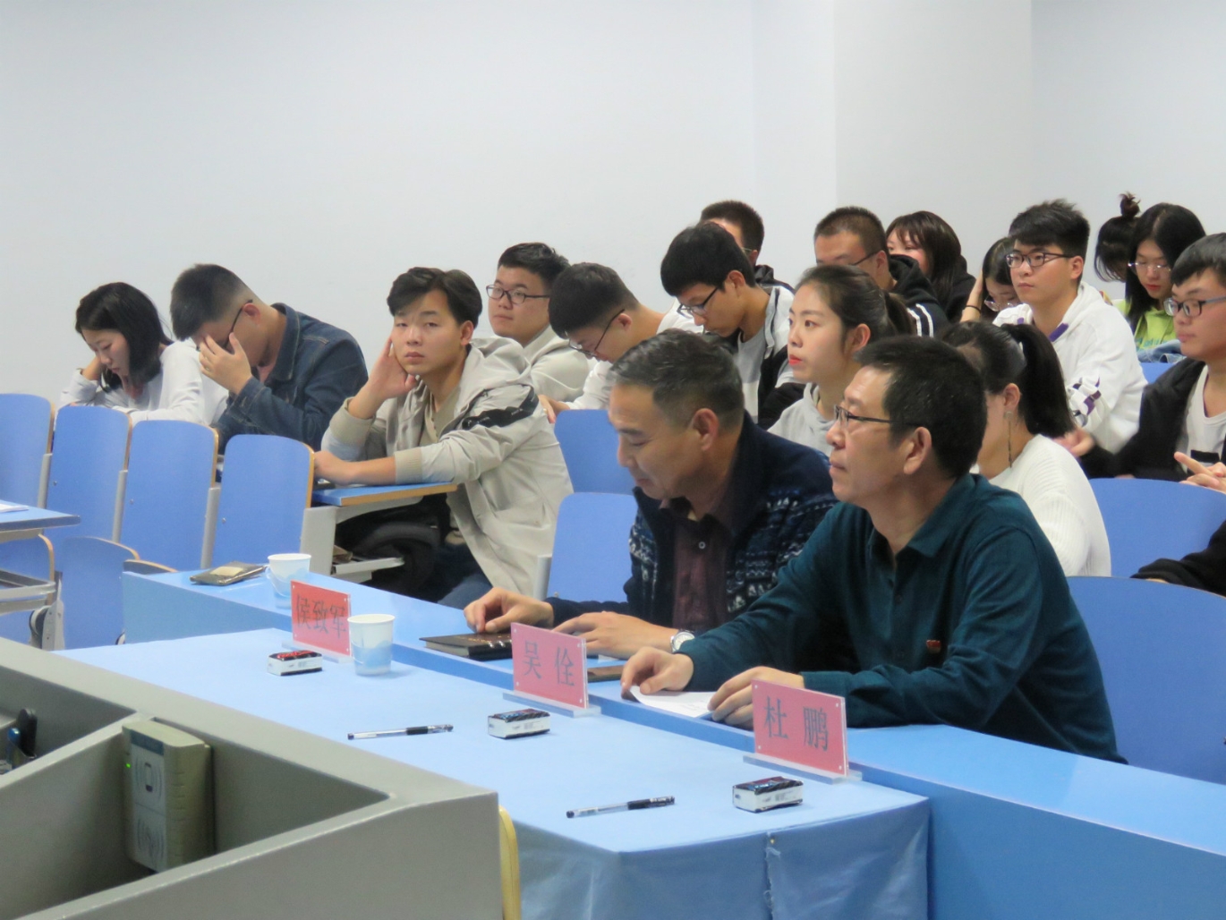 专题党课2.jpg